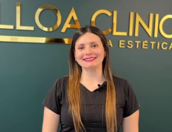 Dra. Nicole Ulloa en la recepción de Ulloa Clinic